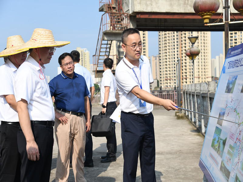 防城港市市委书记谭丕创到防城港环保水务公司木头滩引水工程视察 (6)_副本